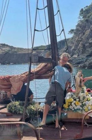 The procession of El Carme returns to the Costa Brava